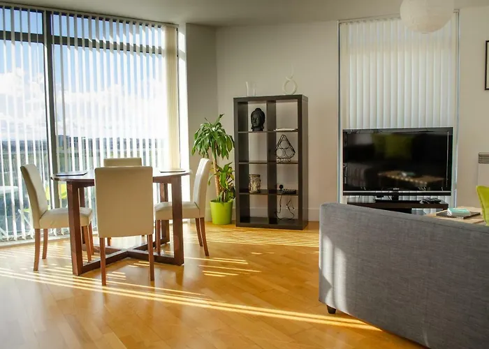 Serviced Apartment In Liverpool City Centre - Free Parking - Balcony - By Happy Days